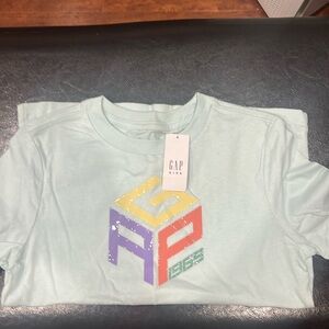Gap kids NWT T-shirt. Unisex style. Green in color size S 6-7